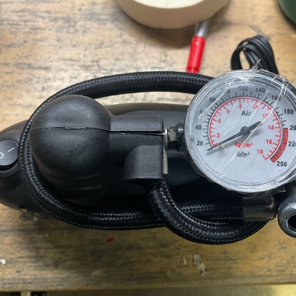 Mini Air Compresor 12 Volt - Picture 3 of 7